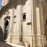 Il municipio � fiancheggiato a sinistra dalla chiesa di San Pietro, rifatta in stile barocco, ma costruita nel lontano 1184